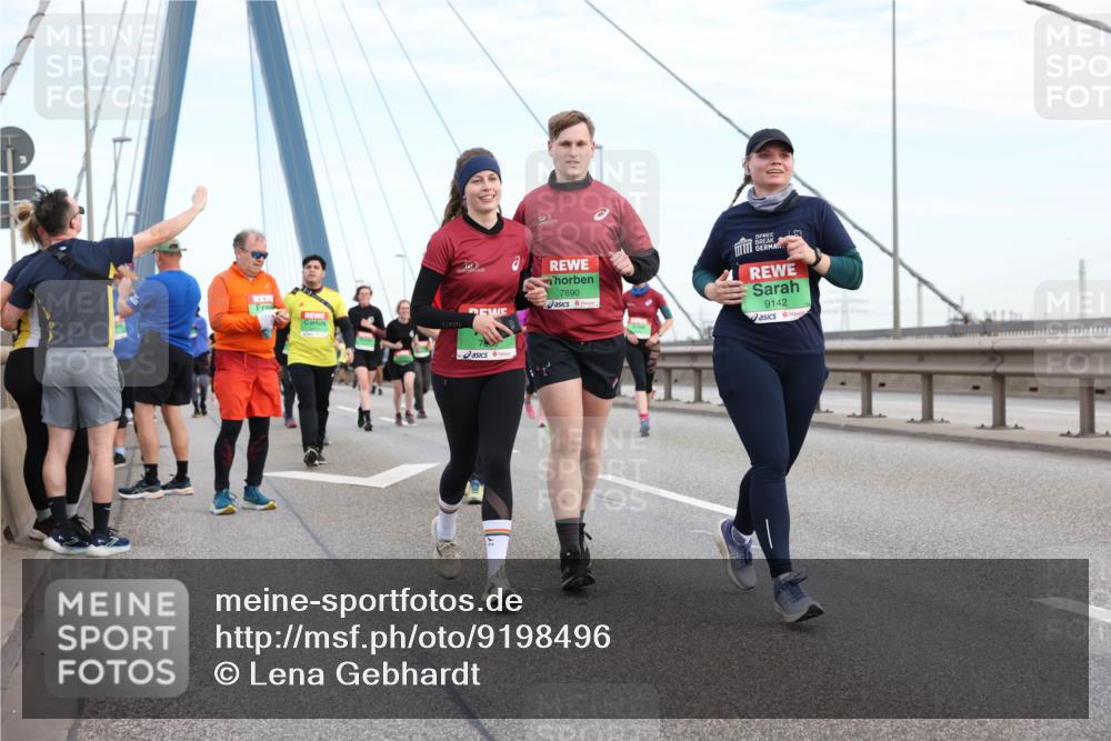 03.10.2025 - Köhlbrandbrückenlauf Lena Gebhardt http://msf.ph/oto/9198496 03.10.2025 15:34:52 Position 1 13, 7690, 9142 meine-sportfotos.de