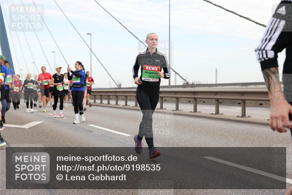 03.10.2025 - Köhlbrandbrückenlauf Lena Gebhardt http://msf.ph/oto/9198535 03.10.2025 15:35:00 Position 1 7803 meine-sportfotos.de