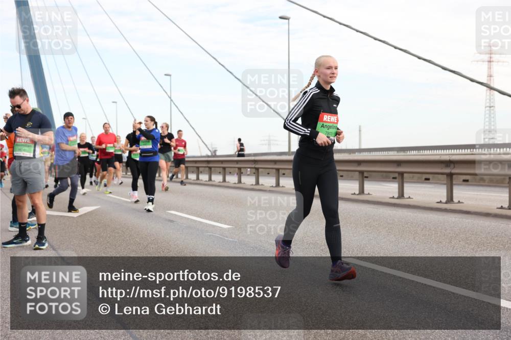 03.10.2025 - Köhlbrandbrückenlauf Lena Gebhardt http://msf.ph/oto/9198537 03.10.2025 15:35:00 Position 1 9630, 7803 meine-sportfotos.de