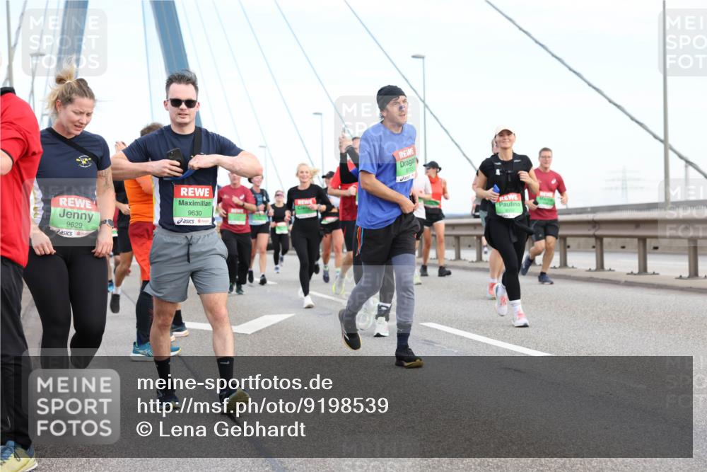 03.10.2025 - Köhlbrandbrückenlauf Lena Gebhardt http://msf.ph/oto/9198539 03.10.2025 15:35:01 Position 1 9629, 9630, 8703, 8152 meine-sportfotos.de