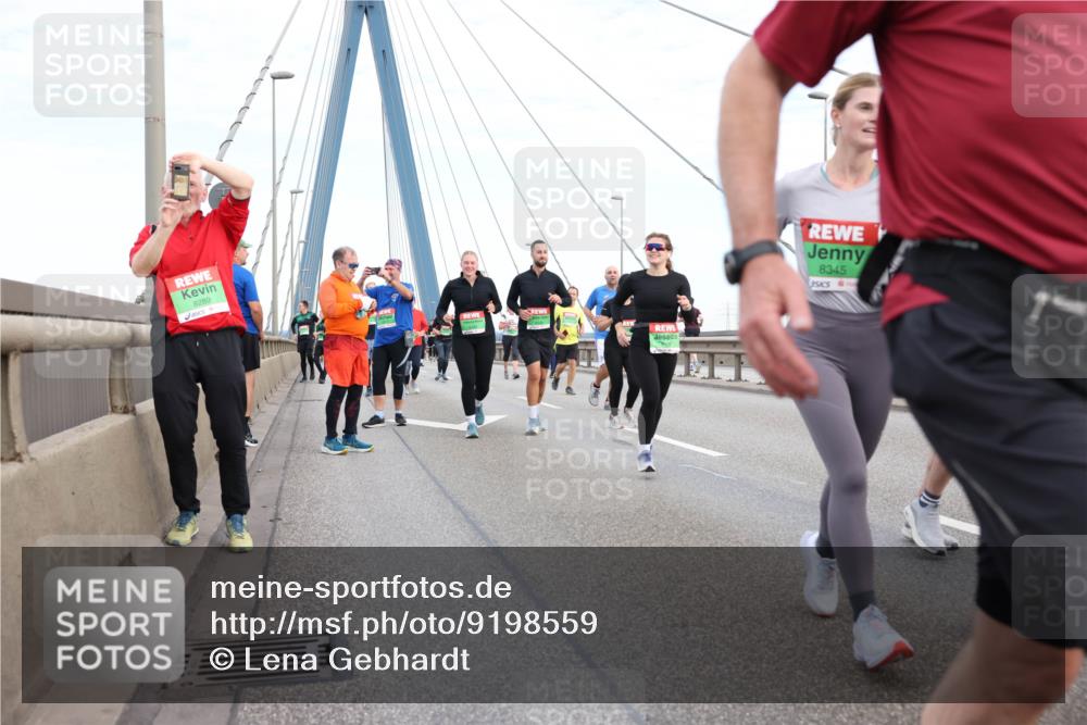 03.10.2025 - Köhlbrandbrückenlauf Lena Gebhardt http://msf.ph/oto/9198559 03.10.2025 15:35:08 Position 1 8289, 8345 meine-sportfotos.de