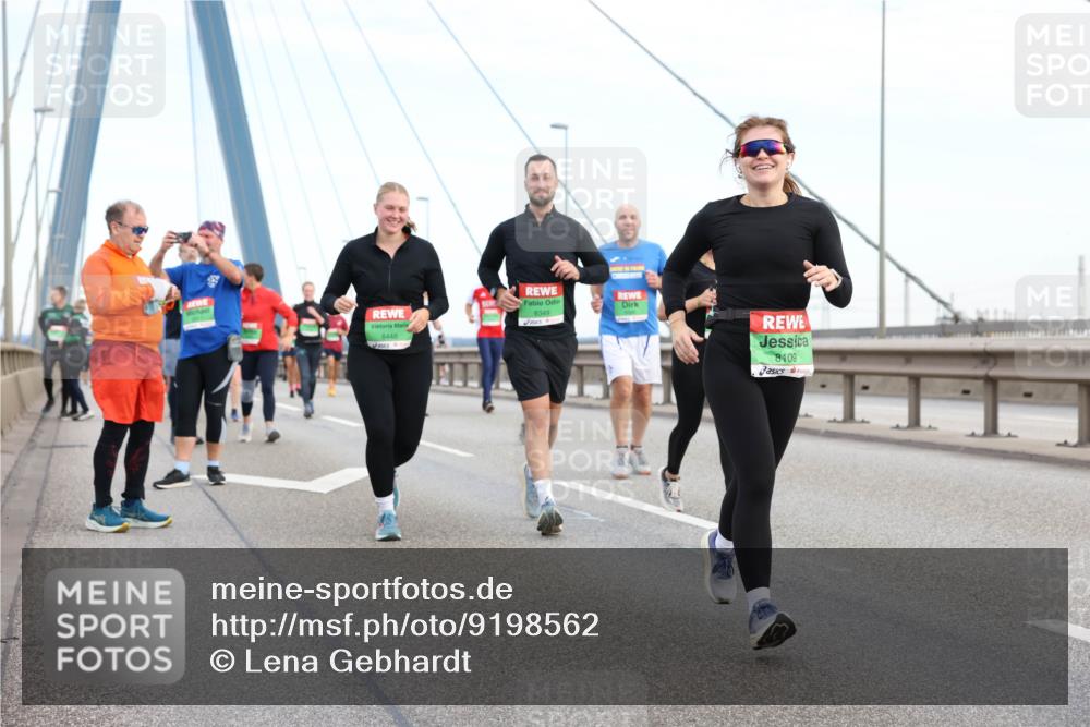 03.10.2025 - Köhlbrandbrückenlauf Lena Gebhardt http://msf.ph/oto/9198562 03.10.2025 15:35:09 Position 1 8349, 8448, 8109 meine-sportfotos.de