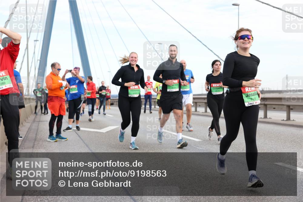03.10.2025 - Köhlbrandbrückenlauf Lena Gebhardt http://msf.ph/oto/9198563 03.10.2025 15:35:09 Position 1 289, 8349, 8448, 8409 meine-sportfotos.de
