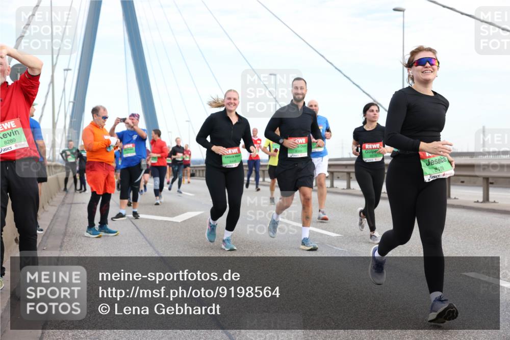 03.10.2025 - Köhlbrandbrückenlauf Lena Gebhardt http://msf.ph/oto/9198564 03.10.2025 15:35:09 Position 1 8289, 8349, 8448, 8516, 8109 meine-sportfotos.de
