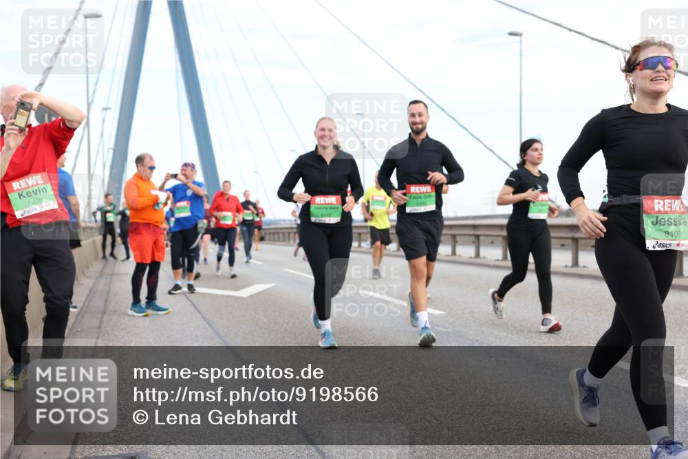 03.10.2025 - Köhlbrandbrückenlauf Lena Gebhardt http://msf.ph/oto/9198566 03.10.2025 15:35:10 Position 1 8289, 8448, 8349, 8109 meine-sportfotos.de