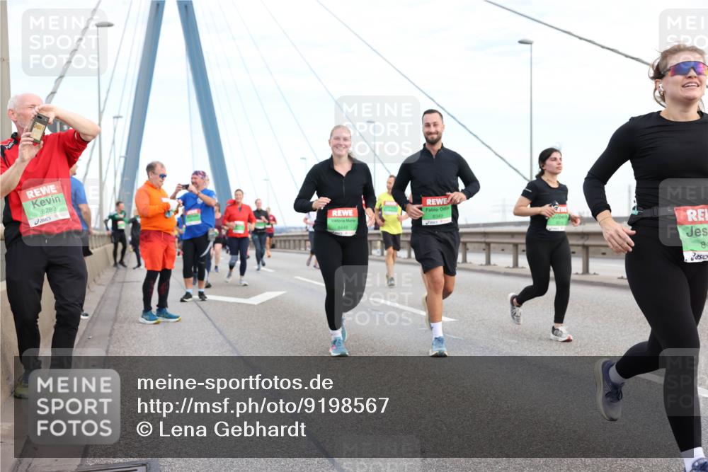 03.10.2025 - Köhlbrandbrückenlauf Lena Gebhardt http://msf.ph/oto/9198567 03.10.2025 15:35:10 Position 1 8289, 8448, 8349, 8 meine-sportfotos.de