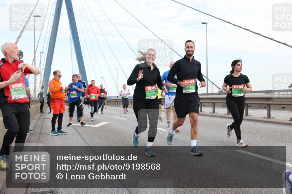 03.10.2025 - Köhlbrandbrückenlauf Lena Gebhardt http://msf.ph/oto/9198568 03.10.2025 15:35:10 Position 1 8289, 8448, 8349, 8516 meine-sportfotos.de
