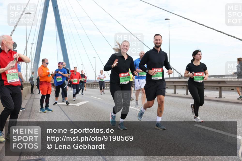 03.10.2025 - Köhlbrandbrückenlauf Lena Gebhardt http://msf.ph/oto/9198569 03.10.2025 15:35:10 Position 1 8289, 8448, 8349, 8516 meine-sportfotos.de