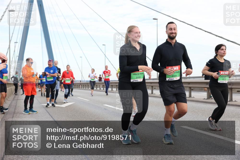 03.10.2025 - Köhlbrandbrückenlauf Lena Gebhardt http://msf.ph/oto/9198571 03.10.2025 15:35:11 Position 1 8448, 8349, 8516 meine-sportfotos.de
