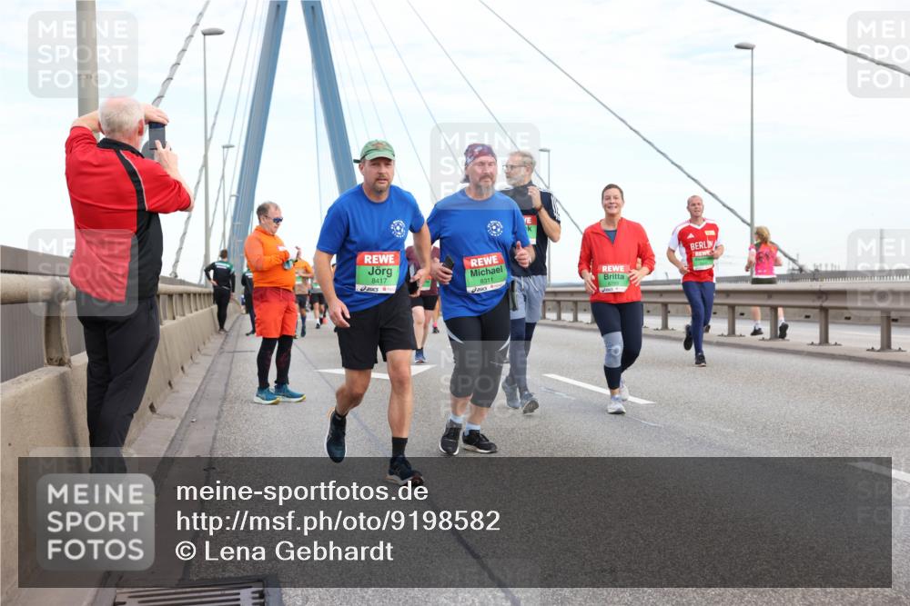 03.10.2025 - Köhlbrandbrückenlauf Lena Gebhardt http://msf.ph/oto/9198582 03.10.2025 15:35:13 Position 1 8417, 8311 meine-sportfotos.de