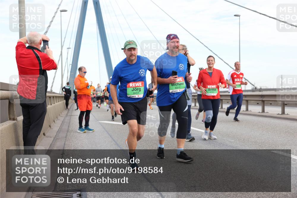 03.10.2025 - Köhlbrandbrückenlauf Lena Gebhardt http://msf.ph/oto/9198584 03.10.2025 15:35:13 Position 1 8417, 8311, 8793 meine-sportfotos.de