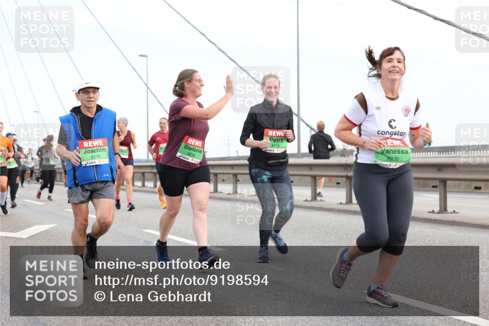 03.10.2025 - Köhlbrandbrückenlauf Lena Gebhardt http://msf.ph/oto/9198594 03.10.2025 15:35:16 Position 1 8576, 8634, 8715, 8930 meine-sportfotos.de