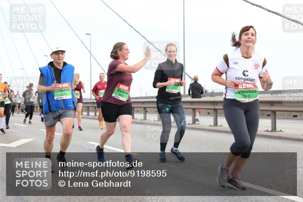 03.10.2025 - Köhlbrandbrückenlauf Lena Gebhardt http://msf.ph/oto/9198595 03.10.2025 15:35:16 Position 1 8576, 8634, 8715, 8930 meine-sportfotos.de