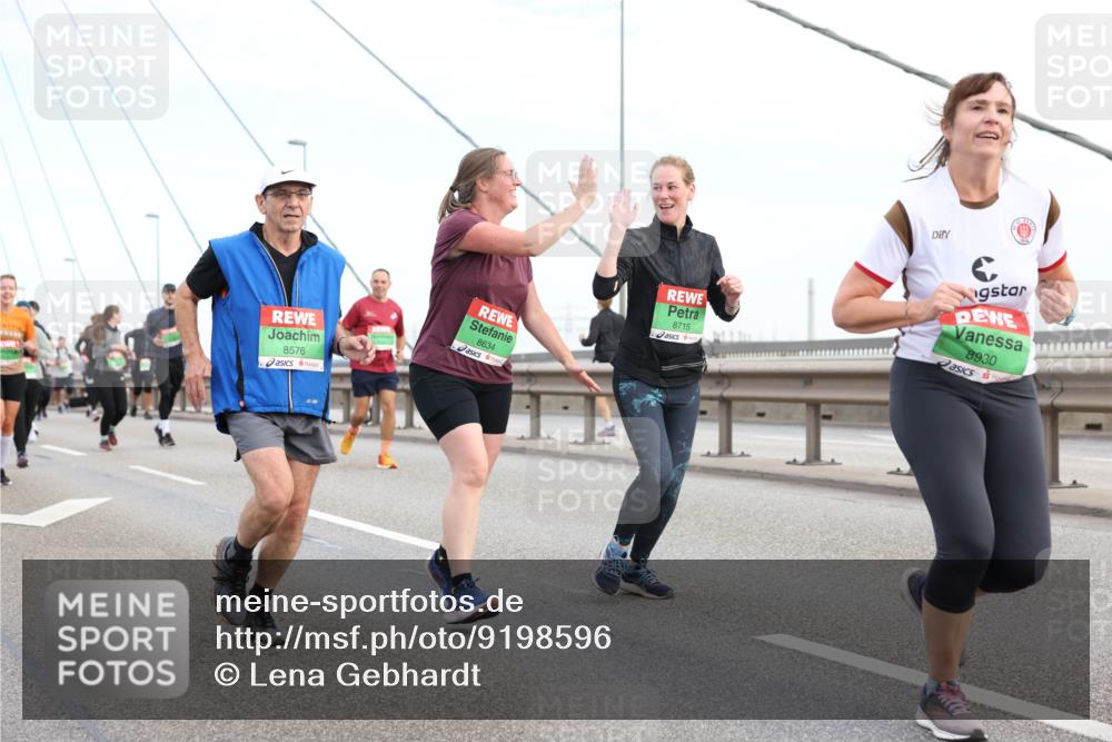 03.10.2025 - Köhlbrandbrückenlauf Lena Gebhardt http://msf.ph/oto/9198596 03.10.2025 15:35:16 Position 1 8576, 8634, 8715, 8930 meine-sportfotos.de