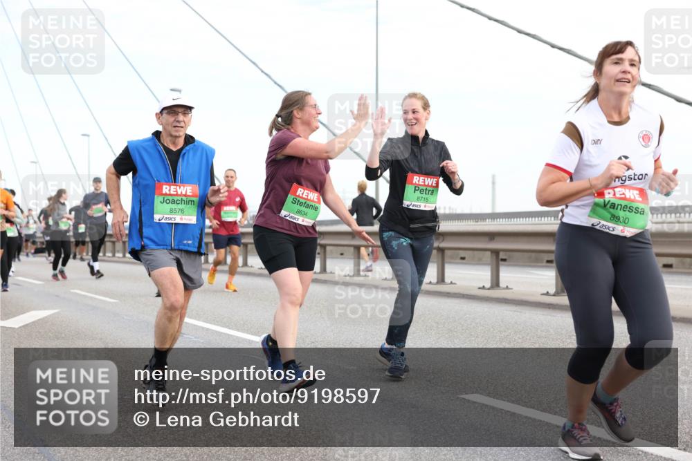 03.10.2025 - Köhlbrandbrückenlauf Lena Gebhardt http://msf.ph/oto/9198597 03.10.2025 15:35:16 Position 1 8576, 8634, 8715, 8930 meine-sportfotos.de