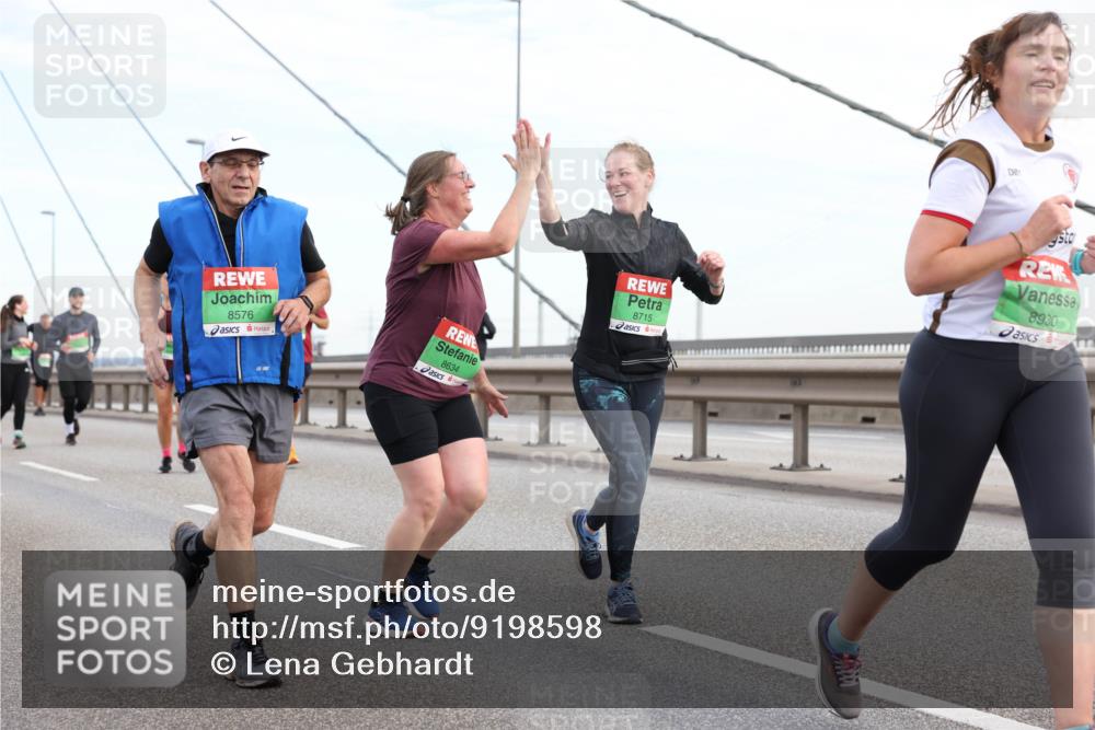 03.10.2025 - Köhlbrandbrückenlauf Lena Gebhardt http://msf.ph/oto/9198598 03.10.2025 15:35:16 Position 1 8576, 8634, 8715, 8930 meine-sportfotos.de