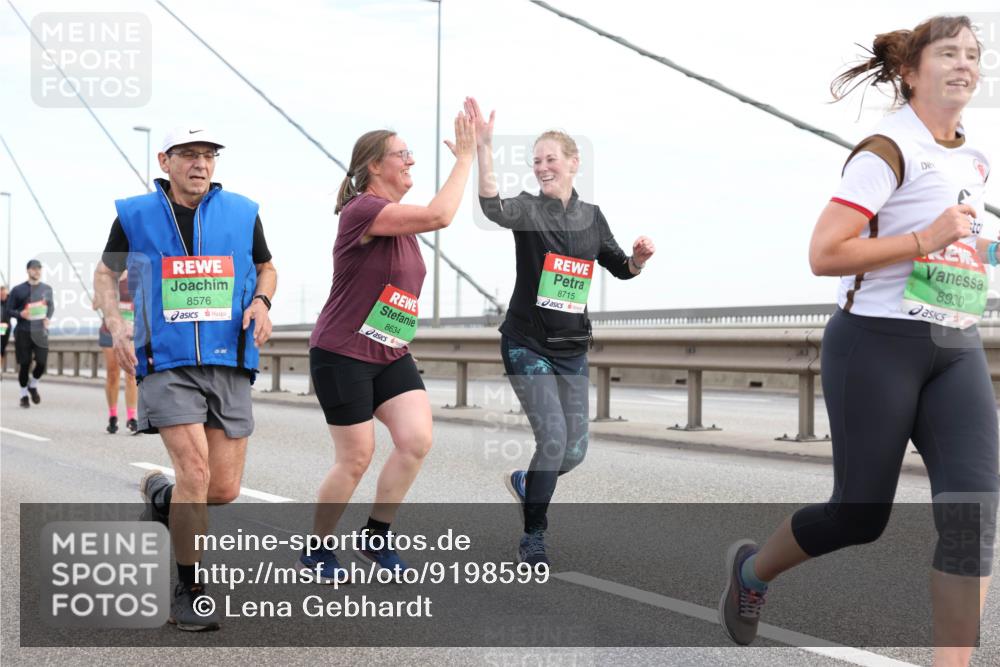 03.10.2025 - Köhlbrandbrückenlauf Lena Gebhardt http://msf.ph/oto/9198599 03.10.2025 15:35:16 Position 1 8576, 8634, 8715, 8930 meine-sportfotos.de