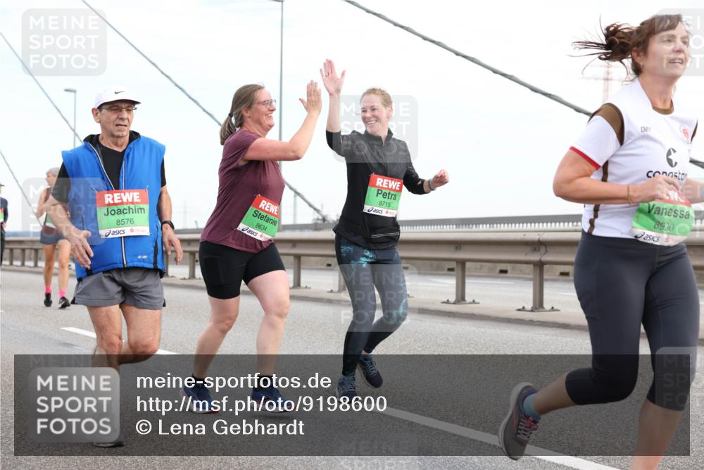 03.10.2025 - Köhlbrandbrückenlauf Lena Gebhardt http://msf.ph/oto/9198600 03.10.2025 15:35:16 Position 1 8576, 8634, 8715, 8930 meine-sportfotos.de
