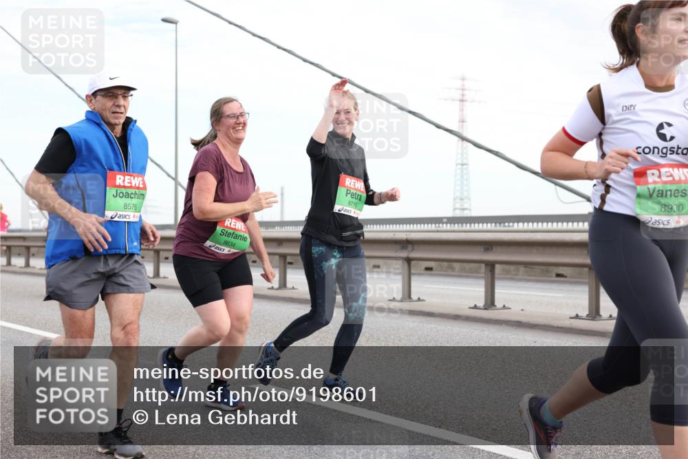 03.10.2025 - Köhlbrandbrückenlauf Lena Gebhardt http://msf.ph/oto/9198601 03.10.2025 15:35:17 Position 1 8576, 8634, 8930, 8715 meine-sportfotos.de