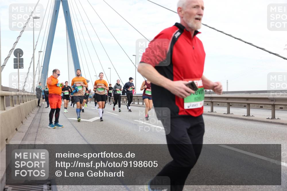 03.10.2025 - Köhlbrandbrückenlauf Lena Gebhardt http://msf.ph/oto/9198605 03.10.2025 15:35:18 Position 1 8289 meine-sportfotos.de