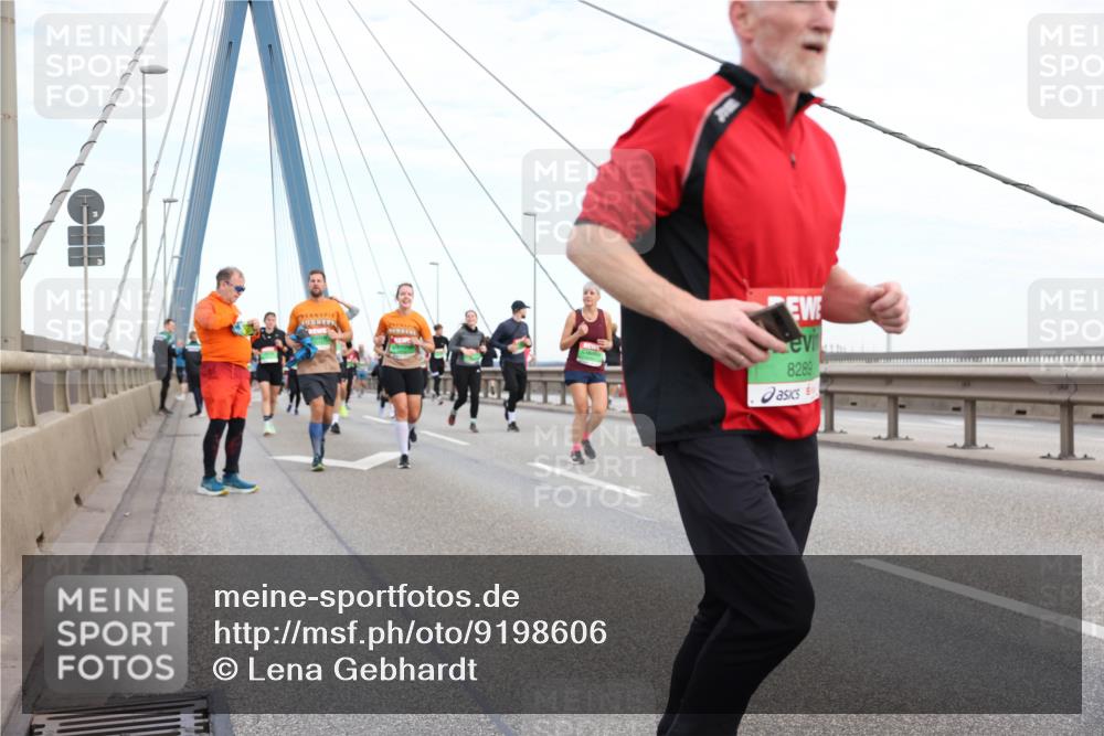 03.10.2025 - Köhlbrandbrückenlauf Lena Gebhardt http://msf.ph/oto/9198606 03.10.2025 15:35:18 Position 1 8289 meine-sportfotos.de