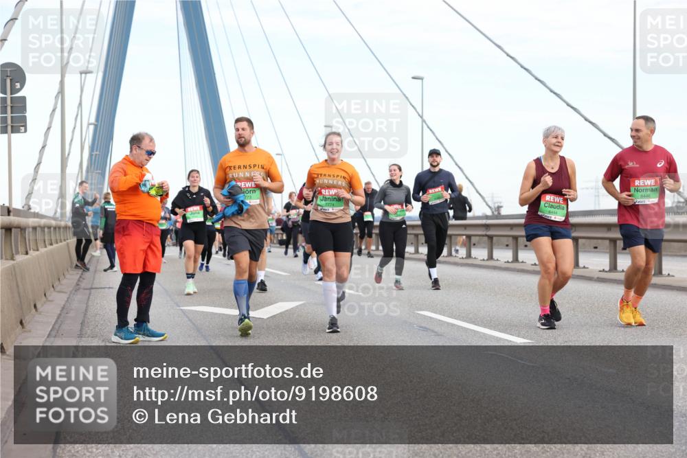 03.10.2025 - Köhlbrandbrückenlauf Lena Gebhardt http://msf.ph/oto/9198608 03.10.2025 15:35:18 Position 1 773, 7774, 8444, 8446 meine-sportfotos.de
