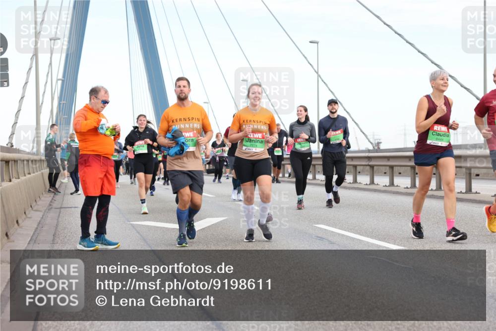 03.10.2025 - Köhlbrandbrückenlauf Lena Gebhardt http://msf.ph/oto/9198611 03.10.2025 15:35:18 Position 1 7774, 8444 meine-sportfotos.de