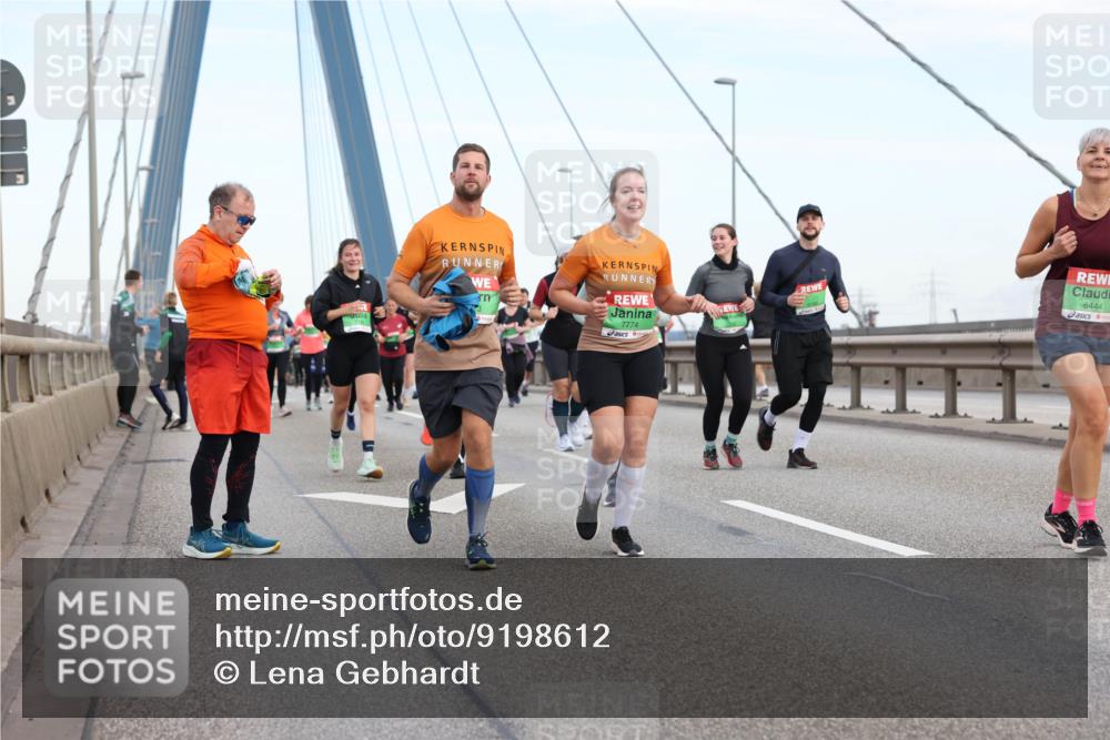 03.10.2025 - Köhlbrandbrückenlauf Lena Gebhardt http://msf.ph/oto/9198612 03.10.2025 15:35:19 Position 1 7774, 8444 meine-sportfotos.de