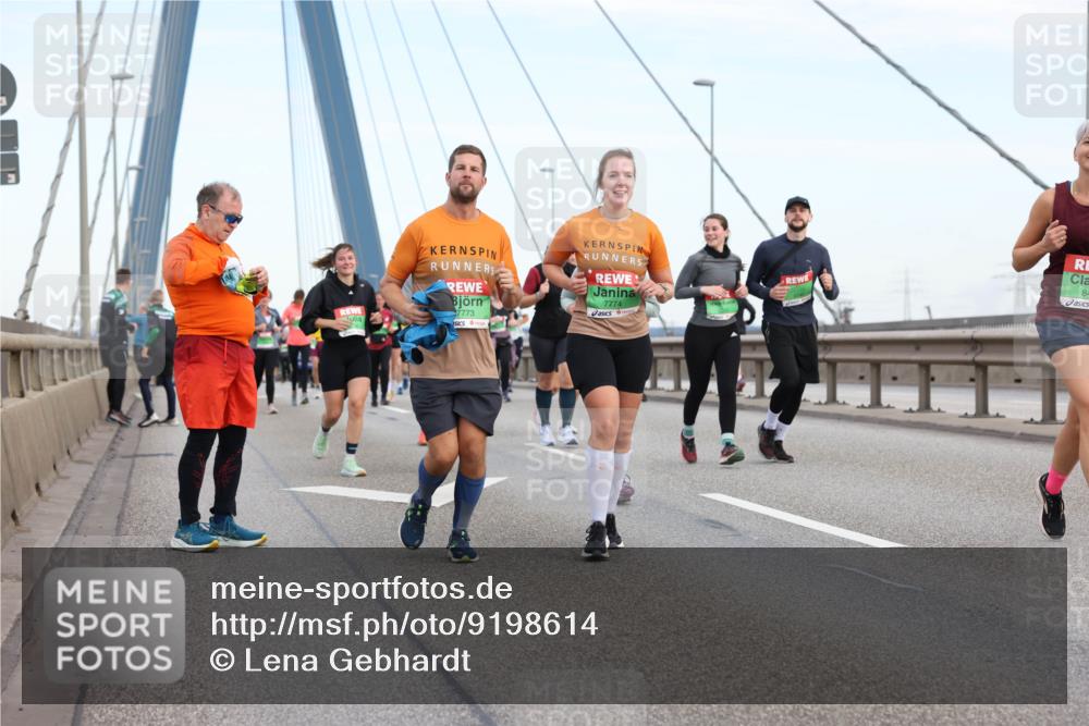 03.10.2025 - Köhlbrandbrückenlauf Lena Gebhardt http://msf.ph/oto/9198614 03.10.2025 15:35:19 Position 1 84, 7773, 7774 meine-sportfotos.de