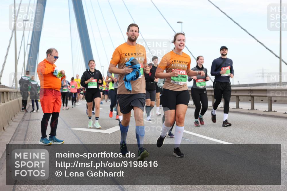 03.10.2025 - Köhlbrandbrückenlauf Lena Gebhardt http://msf.ph/oto/9198616 03.10.2025 15:35:19 Position 1 7774 meine-sportfotos.de