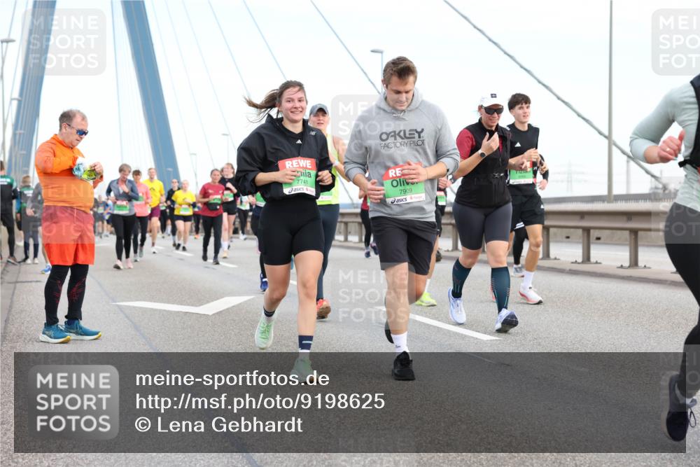 03.10.2025 - Köhlbrandbrückenlauf Lena Gebhardt http://msf.ph/oto/9198625 03.10.2025 15:35:22 Position 1 7741, 7909 meine-sportfotos.de
