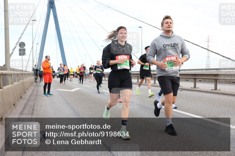 03.10.2025 - Köhlbrandbrückenlauf Lena Gebhardt http://msf.ph/oto/9198634 03.10.2025 15:35:23 Position 1 7741, 7909 meine-sportfotos.de