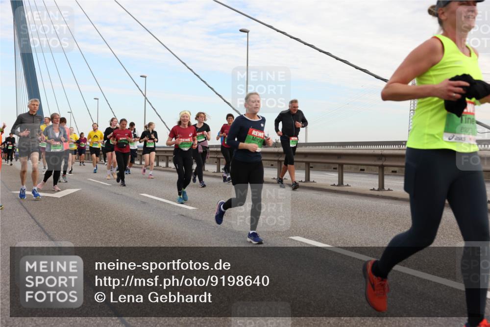03.10.2025 - Köhlbrandbrückenlauf Lena Gebhardt http://msf.ph/oto/9198640 03.10.2025 15:35:25 Position 1 8223 meine-sportfotos.de