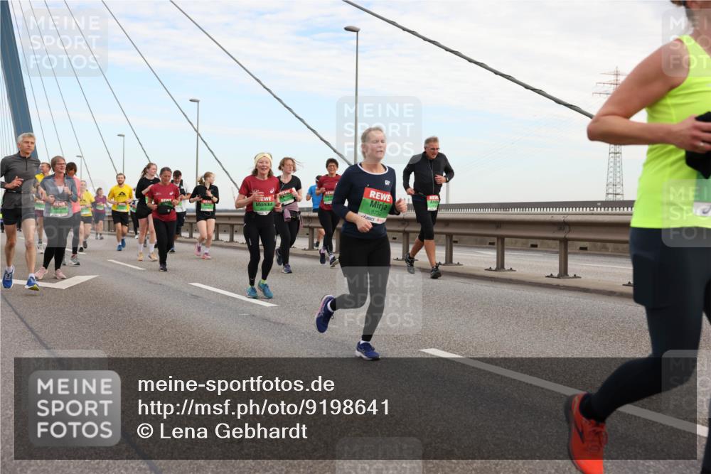 03.10.2025 - Köhlbrandbrückenlauf Lena Gebhardt http://msf.ph/oto/9198641 03.10.2025 15:35:25 Position 1 8732 meine-sportfotos.de