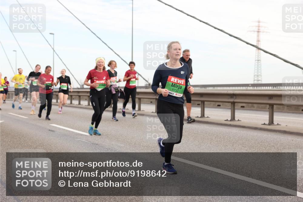 03.10.2025 - Köhlbrandbrückenlauf Lena Gebhardt http://msf.ph/oto/9198642 03.10.2025 15:35:25 Position 1 8732 meine-sportfotos.de