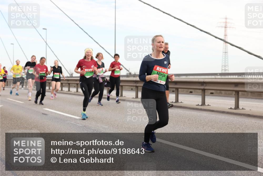 03.10.2025 - Köhlbrandbrückenlauf Lena Gebhardt http://msf.ph/oto/9198643 03.10.2025 15:35:25 Position 1 8631, 732 meine-sportfotos.de