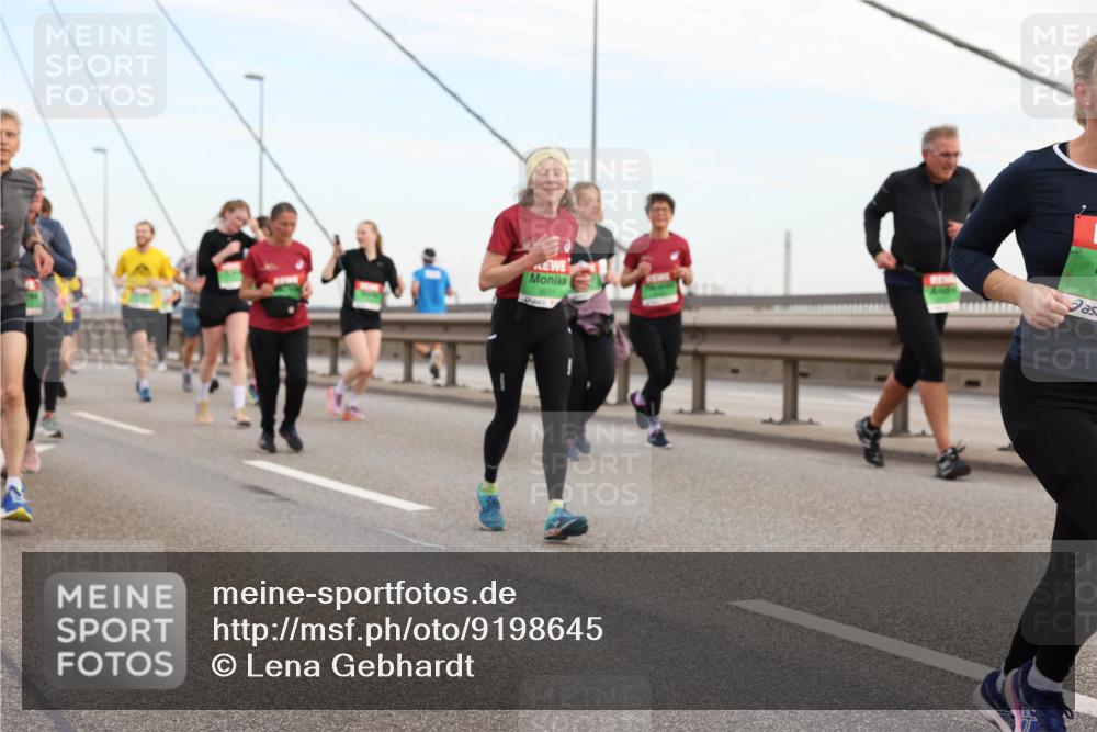03.10.2025 - Köhlbrandbrückenlauf Lena Gebhardt http://msf.ph/oto/9198645 03.10.2025 15:35:26 Position 1 8631 meine-sportfotos.de