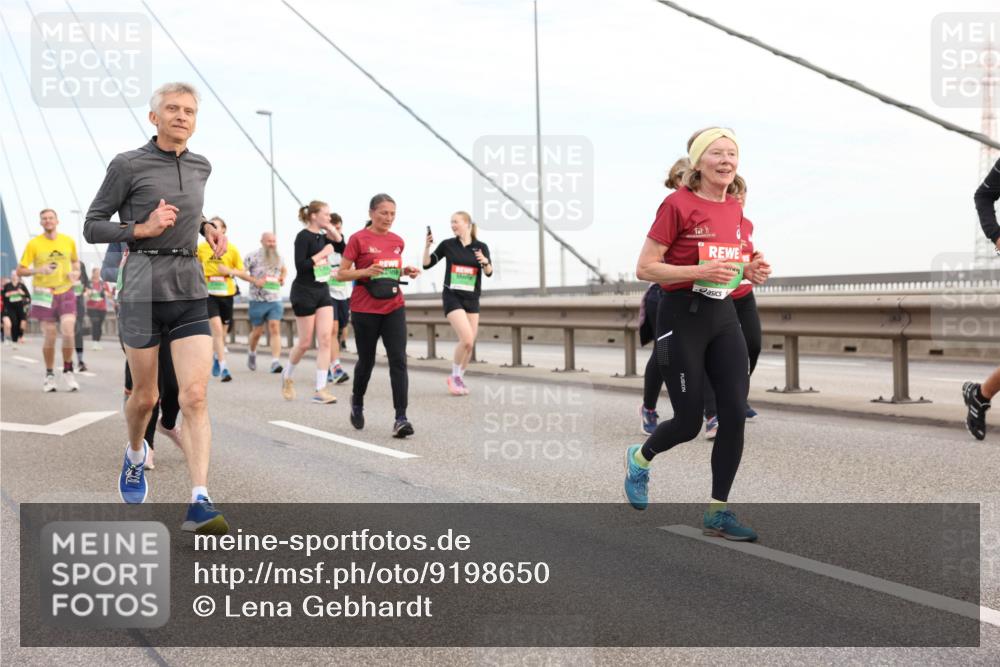 03.10.2025 - Köhlbrandbrückenlauf Lena Gebhardt http://msf.ph/oto/9198650 03.10.2025 15:35:27 Position 1  meine-sportfotos.de