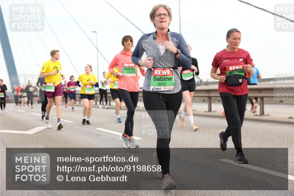 03.10.2025 - Köhlbrandbrückenlauf Lena Gebhardt http://msf.ph/oto/9198658 03.10.2025 15:35:28 Position 1 8614, 9026 meine-sportfotos.de