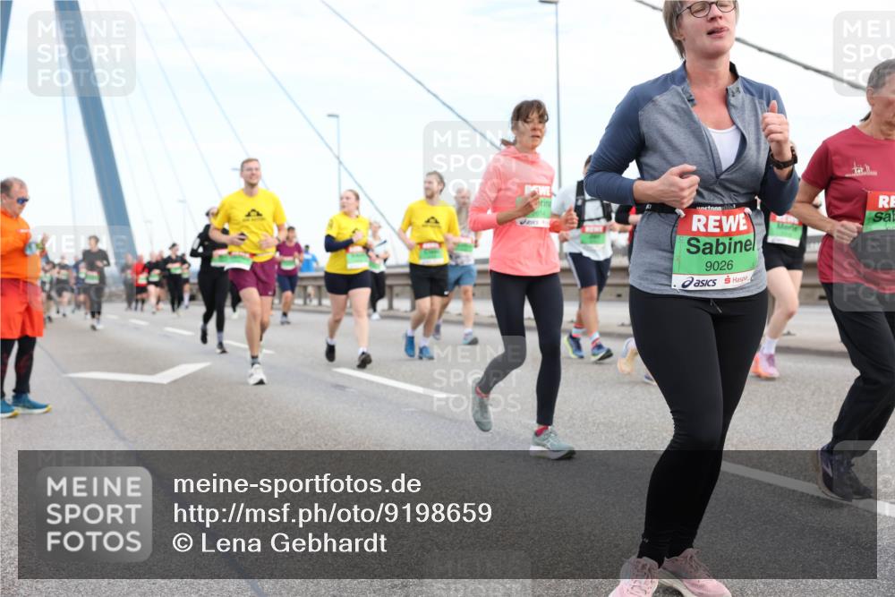 03.10.2025 - Köhlbrandbrückenlauf Lena Gebhardt http://msf.ph/oto/9198659 03.10.2025 15:35:29 Position 1 9026 meine-sportfotos.de