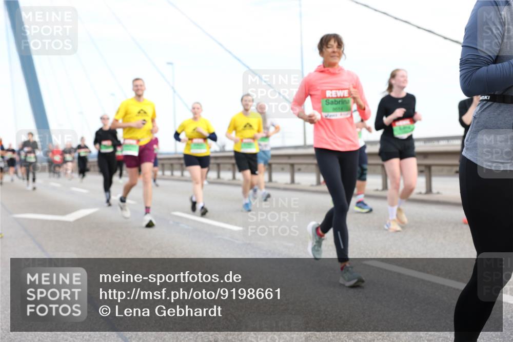 03.10.2025 - Köhlbrandbrückenlauf Lena Gebhardt http://msf.ph/oto/9198661 03.10.2025 15:35:29 Position 1  meine-sportfotos.de
