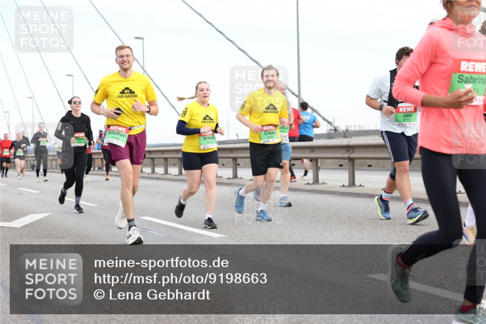 03.10.2025 - Köhlbrandbrückenlauf Lena Gebhardt http://msf.ph/oto/9198663 03.10.2025 15:35:30 Position 1 8303, 8163, 8748, 8747, 8111 meine-sportfotos.de