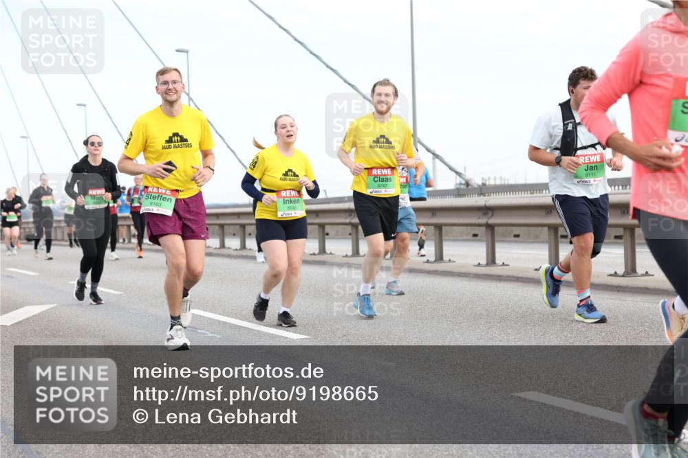 03.10.2025 - Köhlbrandbrückenlauf Lena Gebhardt http://msf.ph/oto/9198665 03.10.2025 15:35:30 Position 1 8163, 8748, 8747, 8111 meine-sportfotos.de