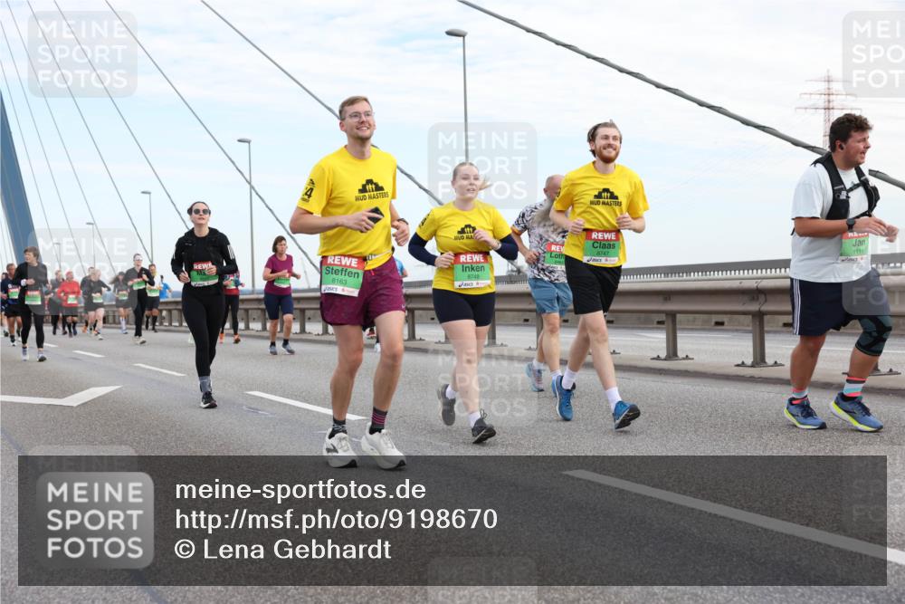 03.10.2025 - Köhlbrandbrückenlauf Lena Gebhardt http://msf.ph/oto/9198670 03.10.2025 15:35:31 Position 1 4, 8163, 8748, 8747, 8111 meine-sportfotos.de