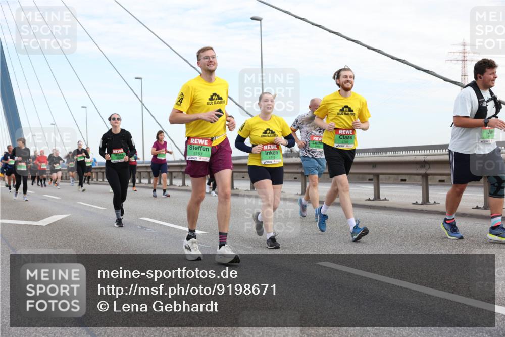03.10.2025 - Köhlbrandbrückenlauf Lena Gebhardt http://msf.ph/oto/9198671 03.10.2025 15:35:31 Position 1 8163, 8748, 8747, 8111 meine-sportfotos.de