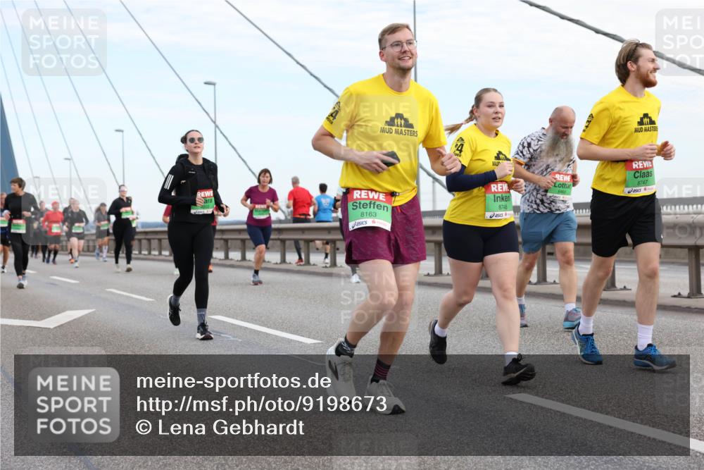 03.10.2025 - Köhlbrandbrückenlauf Lena Gebhardt http://msf.ph/oto/9198673 03.10.2025 15:35:31 Position 1 8163, 8748, 8469, 8747 meine-sportfotos.de