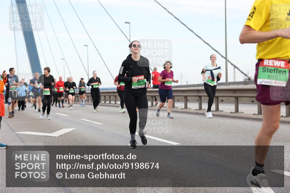 03.10.2025 - Köhlbrandbrückenlauf Lena Gebhardt http://msf.ph/oto/9198674 03.10.2025 15:35:32 Position 1 8303, 8163 meine-sportfotos.de