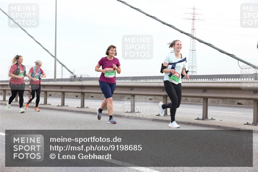 03.10.2025 - Köhlbrandbrückenlauf Lena Gebhardt http://msf.ph/oto/9198685 03.10.2025 15:35:34 Position 1 8121, 8025 meine-sportfotos.de