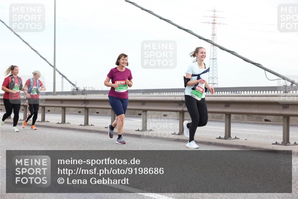 03.10.2025 - Köhlbrandbrückenlauf Lena Gebhardt http://msf.ph/oto/9198686 03.10.2025 15:35:34 Position 1 8121, 8025 meine-sportfotos.de