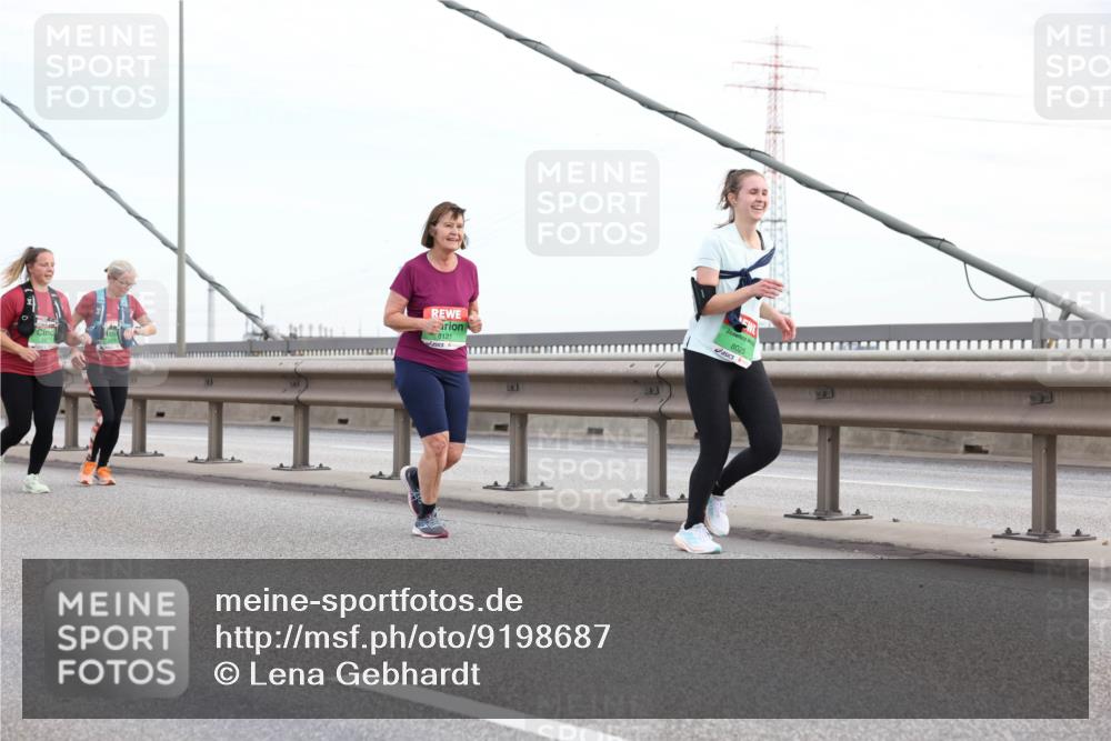 03.10.2025 - Köhlbrandbrückenlauf Lena Gebhardt http://msf.ph/oto/9198687 03.10.2025 15:35:34 Position 1 8121, 8025 meine-sportfotos.de